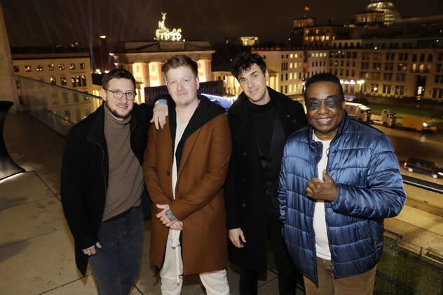 Teesy, Nico Suave, Seven und Gast in der Silvestershow Celebrate at the Gate - Willkommen 2022 am Brandenburger Tor. Berlin, 31.12.2021