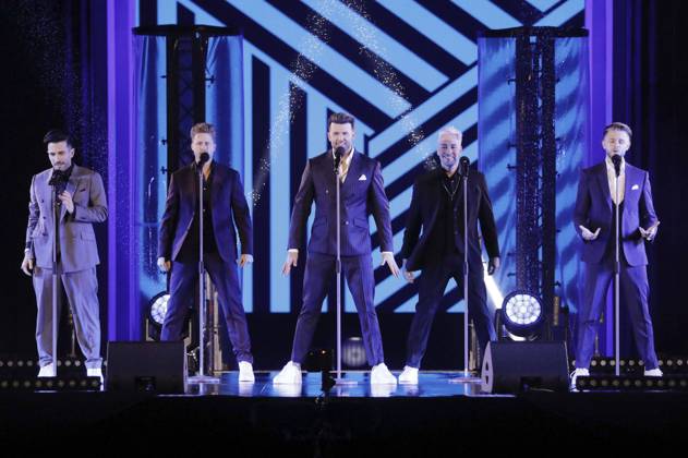 Marc Terenzi, Joel de Tombe, Jay Khan, David Lei Brandt und Sven Light von Team 5ünf in der Silvestershow Celebrate at the Gate - Willkommen 2022 am Brandenburger Tor. Berlin, 31.12.2021