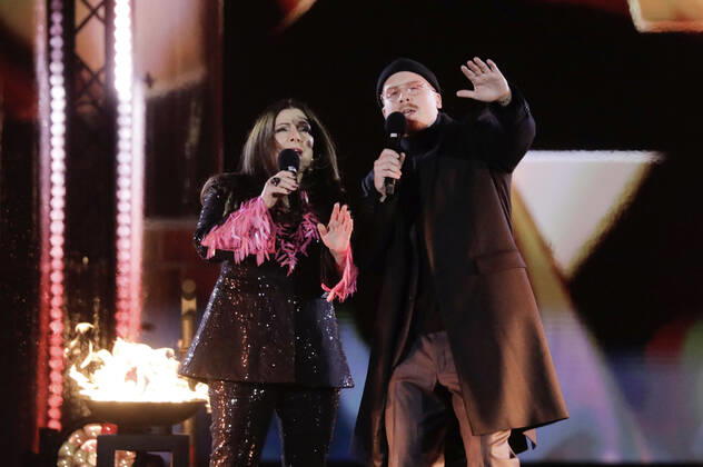 Marianne Rosenberg und Art Garfunkel jr. in der Silvestershow Celebrate at the Gate - Willkommen 2022 am Brandenburger Tor. Berlin, 31.12.2021