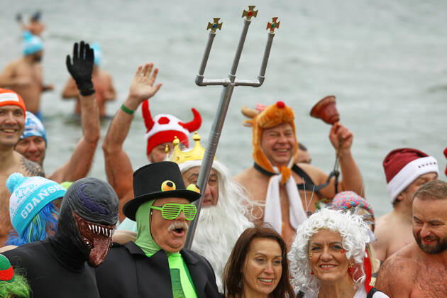 New Year s Cold Water Swim In Baltic Sea Participants pose for photographs in Gdansk, Poland on 01 January, 2022. About a hundred people took part in the traditional New Year s swim in the Baltic Sea braving the ice cold waters. Gdansk Poland  Copyright: xSTRx originalFilename: arriens-newyears220101_npekf.jpg
