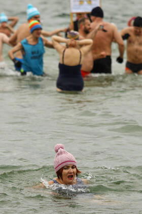 New Year s Cold Water Swim In Baltic Sea A woman reacts as she enters the ice cold waters of the Baltic Sea in Gdansk, Poland on 01 January, 2022. About a hundred people took part in the traditional New Year s swim in the Baltic Sea braving the ice cold waters. Gdansk Poland  Copyright: xSTRx originalFilename: arriens-newyears220101_npQyg.jpg