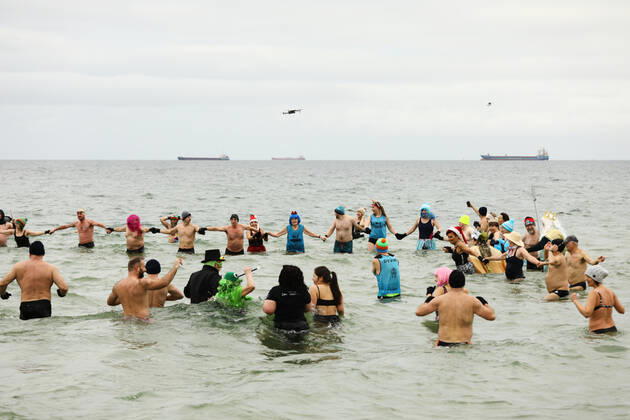 New Year s Cold Water Swim In Baltic Sea People participate in the traditional New Year s cold water swim in Gdansk, Poland on 01 January, 2022. About a hundred people took part in the traditional New Year s swim in the Baltic Sea braving the ice cold waters. Gdansk Poland  Copyright: xSTRx originalFilename: arriens-newyears220101_npH6x.jpg