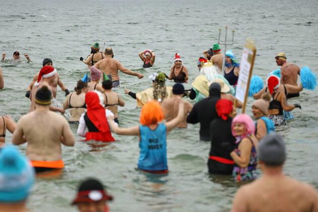 New Year s Cold Water Swim In Baltic Sea People participate in the traditional New Year s cold water swim in Gdansk, Poland on 01 January, 2022. About a hundred people took part in the traditional New Year s swim in the Baltic Sea braving the ice cold waters. Gdansk Poland  Copyright: xSTRx originalFilename: arriens-newyears220101_nppjH.jpg