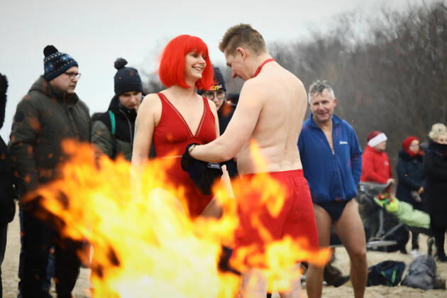 New Year s Cold Water Swim In Baltic Sea Participants warm up before a swim in the Baltic Sea in Gdansk, Poland on 01 January, 2022. About a hundred people took part in the traditional New Year s swim in the Baltic Sea braving the ice cold waters. Gdansk Poland  Copyright: xSTRx originalFilename: arriens-newyears220101_npW2c.jpg