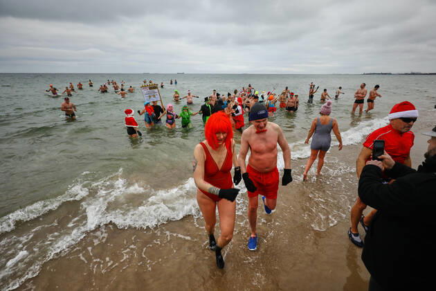 New Year s Cold Water Swim In Baltic Sea People are seen participating in the traditional New Year s cold water swim in Gdansk, Poland on 01 January, 2022. About a hundred people took part in the traditional New Year s swim in the Baltic Sea braving the ice cold waters. Gdansk Poland  Copyright: xSTRx originalFilename: arriens-newyears220101_npHIT.jpg