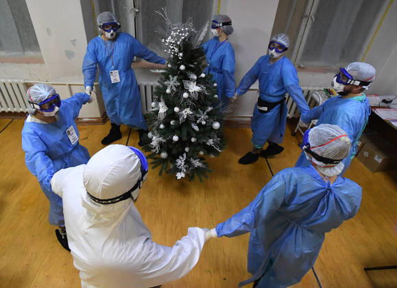 Bilder des Jahres 2021, News 12 Dezember Russia Coronavirus Treatment 6735360 31.12.2021 Medical staff dance around the New Year tree in the resident room in the red zone at a covid department of Krasnoyarsk regional clinic hospital on New Year s eve, in Krasnoyarsk, Russia. Ilya Naymushin Sputnik Krasnoyarsk Russia  Copyright: xIlyaxNaymushinx