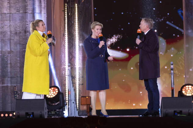 Andrea Kiewel, Franziska Giffey und Johannes B. Kerner in der Silvestershow Celebrate at the Gate - Willkommen 2022 am Brandenburger Tor. Berlin, 31.12.2021