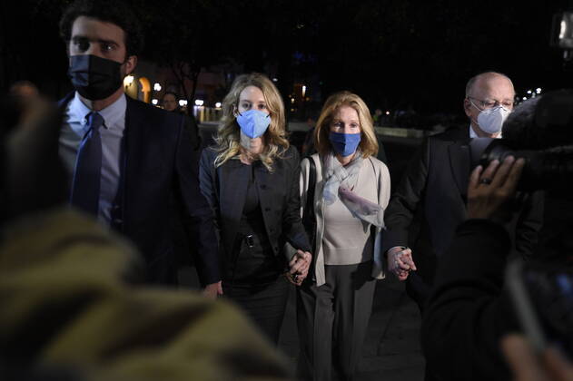 Bilder des Jahres 2022, News 01 Januar News Themen der Woche KW01 News Bilder des Tages USA, Prozess gegen Theranos-Gründerin Elizabeth Holmes in San Jose January 3, 2022, San Jose, California, USA: San Jose, California, U.S. - Holmes and her family eventually left the courthouse by the side door and made their way the block and a half to the hotel they have been staying in during the trial. San Jose USA - ZUMAw332 20220103_zap_w332_008 Copyright: xNealxWatersx