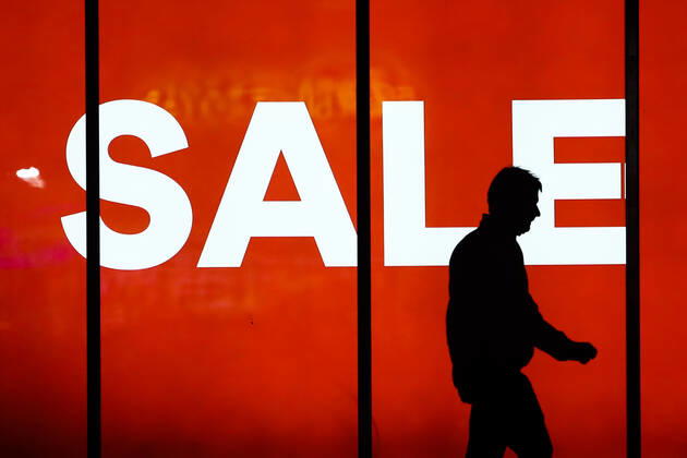 International Brands In Poland A person passes by a sale sign displayed at the store window in Andrychow, Poland on January 3, 2022. Krakow Poland Copyright: xJakubxPorzyckix originalFilename: porzycki-internat220103_nptWr