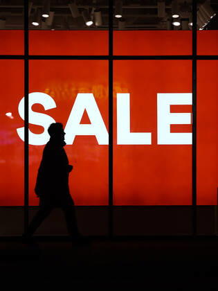 International Brands In Poland A person passes by a sale sign displayed at the store window in Andrychow, Poland on January 3, 2022. Krakow Poland Copyright: xJakubxPorzyckix originalFilename: porzycki-internat220103_npKHA
