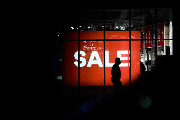 International Brands In Poland A person passes by a sale sign displayed at the store window in Andrychow, Poland on January 3, 2022. Krakow Poland Copyright: xJakubxPorzyckix originalFilename: porzycki-internat220103_nps7G