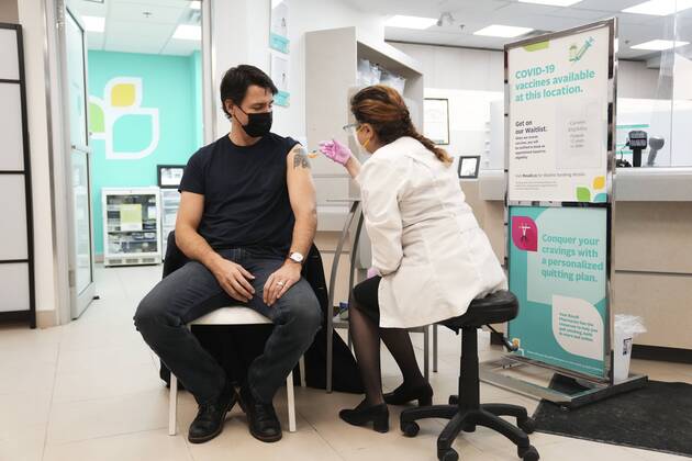 Bilder des Jahres 2022, News 01 Januar News Themen der Woche KW01 News Bilder des Tages January 4, 2022, Ottawa, ON, Canada: Prime Minister Justin Trudeau receives his COVID-19 vaccine booster shot at a pharmacy in Ottawa on Tuesday, Jan. 4, 2022. Ottawa Canada  - ZUMAc35_ 20220104_zaf_c35_001 Copyright: xThexCanadianxPressx