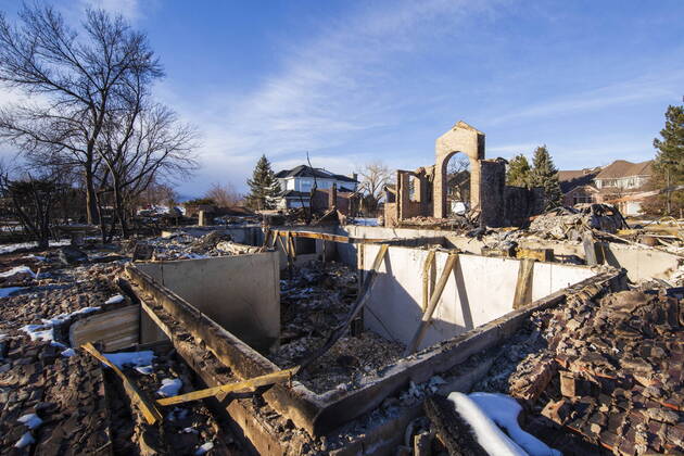 Bilder des Jahres 2022, News 01 Januar News Themen der Woche KW01 USA, Schäden nach Bränden in Colorado January 4, 2022, Lousiville, Colorado, USA: The aftermath of the Marshall fire in the neighborhood adjacent to Washington Avenue and Arapahoe Circle. Driven by 110 mph winds, the Marshall Fire ripped through the Colorado towns of Louisville and Superior on Thursday December 30, 2021. As of January 1, 2022, the fire consumed 6,200 acres and destroyed 991 homes. Lousiville USA - ZUMA 20220104_mda_s289_507 Copyright: xJeremyxSparigx