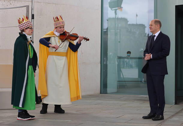Bilder des Jahres 2022, News 01 Januar News Themen der Woche KW01 News Bilder des Tages BK Scholz und Sternsinger 05.01.2022, Germany, Berlin, Bundeskanzleramt, Bundeskanzler Olaf Scholz empfaengt im Ehrenhof die Sternsinger, die mit ihrem Spruch das Haus weihen. Spenden sollen wohltaetigen Zwecken zugute kommen. Im 17. Jahrhundert wurde per dekret es in Freising in Bayern der Sternsingern verboten, das gesammelte Geld in Bier umzusetzen. Hier die Sternsinger aus Wolfsburg , kath Pfarrei St. Christophorus, mit v rechts Julian 14 Jahre Johannes 14 J, Agatha 17 Jahre und Clemens 12 Jahre, Der Spruch fuer das Haus war CHristus segne dieses Haus Berlin Berlin Germany