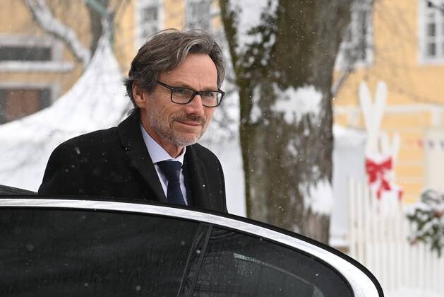 Russia Normandy Format Talks 6736832 06.01.2022 German chancellor s foreign policy adviser Jens Ploetner leaves a car before a meeting with Russian president s deputy chief of staff Dmitry Kozak in the Normandy format to reduce tensions over Ukraine, at the Arkhangelskoye museum estate outside Moscow, Russia. Grigory Sysoev Sputnik Moscow region Russia  Copyright: xGrigoryxSysoevx