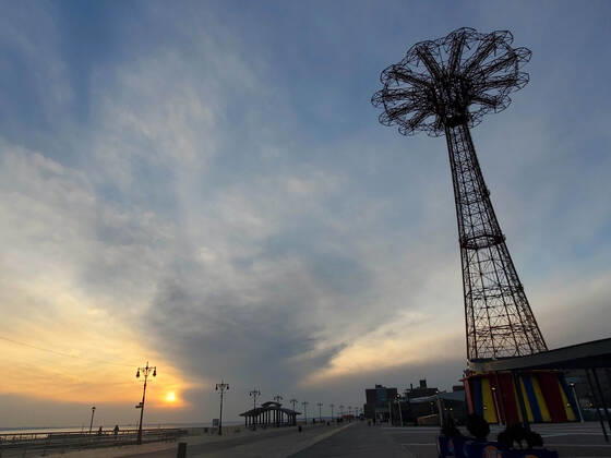 January 6, 2022, New York, New York, USA: January 4, 2022 New York , Coney Island Sunset. Coney Island Parachute Jump New York USA - ZUMAct2_ 20220106_zaf_ct2_001 Copyright: xBrucexCotlerx