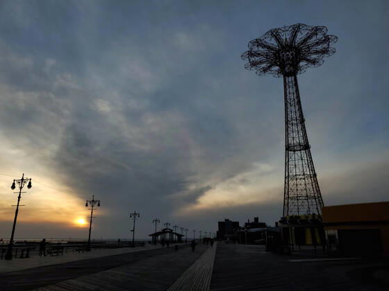January 6, 2022, New York, New York, USA: January 4, 2022 New York , Coney Island Sunset. Coney Island Parachute Jump New York USA - ZUMAct2_ 20220106_zaf_ct2_002 Copyright: xBrucexCotlerx