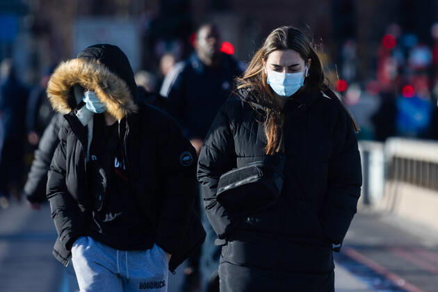 January 5, 2022, London, United Kingdom: People seen walking over Westminster Bridge wearing face masks..Prime Minister Boris Johnson announced that the wearing of face masks is a must and also working from home as plan B restrictions will continue. London United Kingdom - ZUMAs197 20220105_zaa_s197_348 Copyright: xTejasxSandhux