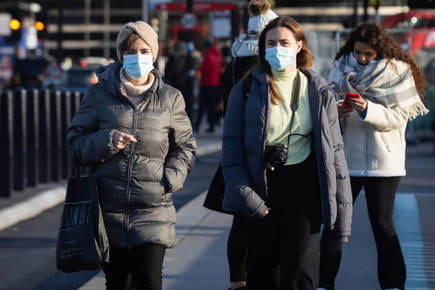 January 5, 2022, London, United Kingdom: People seen walking over Westminster Bridge wearing face masks..Prime Minister Boris Johnson announced that the wearing of face masks is a must and also working from home as plan B restrictions will continue. London United Kingdom - ZUMAs197 20220105_zaa_s197_349 Copyright: xTejasxSandhux