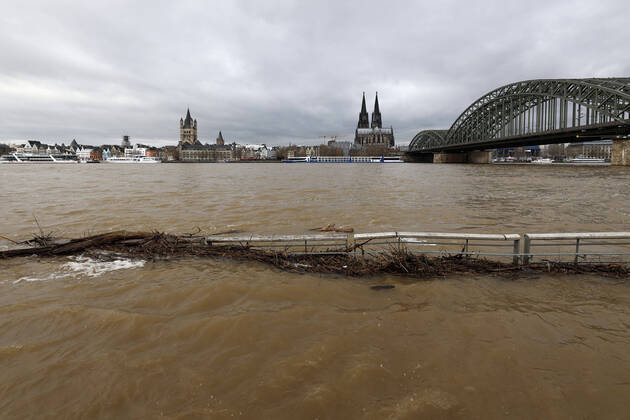 Bilder des Jahres 2022, News 01 Januar News Themen der Woche KW01 News Bilder des Tages Wegen Hochwasser ist der Zugang zum Rheinboulevard versperrt. Nachdem der Rheinpegel gestern die erste Hochwassermarke überschritten hatte, gaben die Stadtentwässerungsbetriebe (StEB) heute Entwarnung: Der Wasserstand am Kölner Pegel betrug am Freitagmorgen nur noch 6,82 Meter. Köln; 07.01.2022