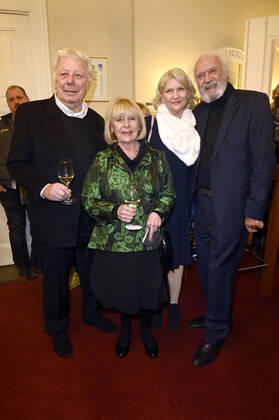 Dagmar Biener mit Ehemann Joachim Zerbster und Achim Wolff mit Ehefrau Rita Feldmeier bei der Premiere des Theaterstücks Rent A Friend im Schlosspark Theater. Berlin, 08.01.2022