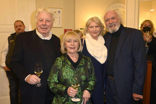 Entertainment Bilder des Tages Dagmar Biener mit Ehemann Joachim Zerbster und Achim Wolff mit Ehefrau Rita Feldmeier bei der Premiere des Theaterstücks Rent A Friend im Schlosspark Theater. Berlin, 08.01.2022