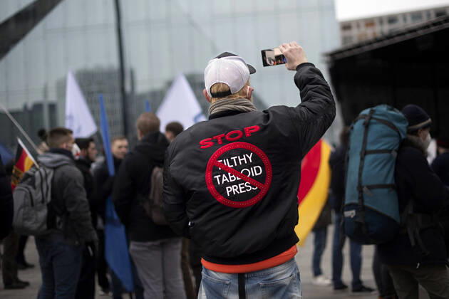 Protest AfD - Gegen Impfplicht DEU, Deutschland, Germany, Berlin, 11.12.2021 Demonstrant mit shirt Filthy Tabloid Press gegen die Presse und Medien auf einer Kundgebung und Demonstration der Jungen Alternative JA, die Jugendorganisation‹ der rechtsextremen Partei Alternative fuer Deutschland AfD gegen eine Impfpflicht und die Coronapolitik der Bundesregierung unter dem Motto Impfstreik Deutschland im Regierungsviertel in Berlin. Der Protest ist gegen das Impfen gegen Corona Covid-19 und eine moegliche Impfpflicht wird unterstuetzt von sog. Querdenker und Rechtsradikalen. Junge Alternative fuer Deutschland. en: Protester with Filthy Tabloid Pressagaints the media and the press at a rally and demonstration by the Junge Alternative JA, the y