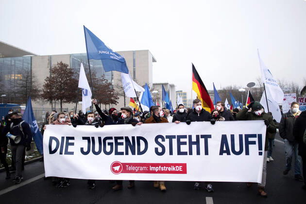 Protest AfD - Gegen Impfplicht DEU, Deutschland, Germany, Berlin, 11.12.2021 Demonstrant mit Transparent Die Jugend Steht Auf Telegram Impfstreik auf einer Kundgebung und Demonstration der Jungen Alternative JA, die Jugendorganisation‹ der rechtsextremen Partei Alternative fuer Deutschland AfD gegen eine Impfpflicht und die Coronapolitik der Bundesregierung unter dem Motto Impfstreik Deutschland vor dem Bundeskanzleramt im Regierungsviertel in Berlin. Der Protest ist gegen das Impfen gegen Corona Covid-19 und eine moegliche Impfpflicht wird unterstuetzt von sog. Querdenker und Rechtsradikalen. Junge Alternative fuer Deutschland. en: Protester with banner The youth stands up on Telegram vaccination strike at a rally and demonstration by th