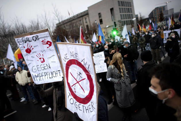 Protest AfD - Gegen Impfplicht DEU, Deutschland, Germany, Berlin, 11.12.2021 Demonstrant mit Plakat We Are All Together Symbol Spritze Gegen Impfpflicht auf einer Kundgebung und Demonstration der Jungen Alternative JA, die JugendorganisationöÄa der rechtsextremen Partei Alternative fuer Deutschland AfD gegen eine Impfpflicht und die Coronapolitik der Bundesregierung unter dem Motto Impfstreik Deutschland im Regierungsviertel in Berlin. Der Protest ist gegen das Impfen gegen Corona Covid-19 und eine moegliche Impfpflicht wird unterstuetzt von sog. Querdenker und Rechtsradikalen. Junge Alternative fuer Deutschland. en: Protester with poster We are all together symbol syringe against mandatory vaccination at a rally and demonstration by th