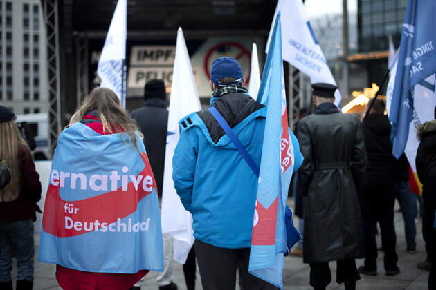 Protest AfD - Gegen Impfplicht DEU, Deutschland, Germany, Berlin, 11.12.2021 Demonstranten mit Fahne der AfD auf einer Kundgebung und Demonstration der Jungen Alternative JA, die Jugendorganisation‹ der rechtsextremen Partei Alternative fuer Deutschland AfD gegen eine Impfpflicht und die Coronapolitik der Bundesregierung unter dem Motto Impfstreik Deutschland im Regierungsviertel in Berlin. Der Protest ist gegen das Impfen gegen Corona Covid-19 und eine moegliche Impfpflicht wird unterstuetzt von sog. Querdenker und Rechtsradikalen. Junge Alternative fuer Deutschland. en: Protester with flags of the AfD at a rally and demonstration by the Junge Alternative JA, the youth organization of the right-wing extremist party Alternative für Deuts