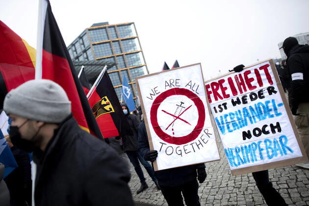 Protest AfD - Gegen Impfplicht DEU, Deutschland, Germany, Berlin, 11.12.2021 Demonstrant mit Plakat We Are All Together Symbol Spritze Gegen Impfpflicht auf einer Kundgebung und Demonstration der Jungen Alternative JA, die JugendorganisationöÄa der rechtsextremen Partei Alternative fuer Deutschland AfD gegen eine Impfpflicht und die Coronapolitik der Bundesregierung unter dem Motto Impfstreik Deutschland im Regierungsviertel in Berlin. Der Protest ist gegen das Impfen gegen Corona Covid-19 und eine moegliche Impfpflicht wird unterstuetzt von sog. Querdenker und Rechtsradikalen. Junge Alternative fuer Deutschland. en: Protester with poster We are all together symbol syringe against mandatory vaccination at a rally and demonstration by th