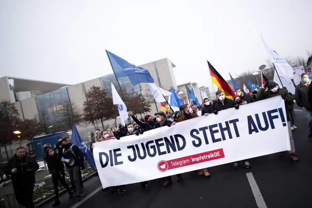 Protest AfD - Gegen Impfplicht DEU, Deutschland, Germany, Berlin, 11.12.2021 Demonstrant mit Transparent Die Jugend Steht Auf Telegram Impfstreik auf einer Kundgebung und Demonstration der Jungen Alternative JA, die Jugendorganisation‹ der rechtsextremen Partei Alternative fuer Deutschland AfD gegen eine Impfpflicht und die Coronapolitik der Bundesregierung unter dem Motto Impfstreik Deutschland vor dem Bundeskanzleramt im Regierungsviertel in Berlin. Der Protest ist gegen das Impfen gegen Corona Covid-19 und eine moegliche Impfpflicht wird unterstuetzt von sog. Querdenker und Rechtsradikalen. Junge Alternative fuer Deutschland. en: Protester with banner The youth stands up on Telegram vaccination strike at a rally and demonstration by th