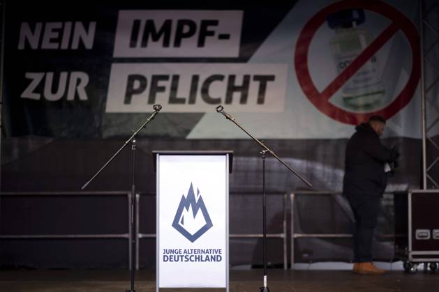 Protest AfD - Gegen Impfplicht DEU, Deutschland, Germany, Berlin, 11.12.2021 Podium mit Logo Flamme der Jungen Alternativen und Nein zur Impfpflicht auf einer Kundgebung und Demonstration der Jungen Alternative JA, die Jugendorganisation‹ der rechtsextremen Partei Alternative fuer Deutschland AfD gegen eine Impfpflicht und die Coronapolitik der Bundesregierung unter dem Motto Impfstreik Deutschland im Regierungsviertel in Berlin. Der Protest ist gegen das Impfen gegen Corona Covid-19 und eine moegliche Impfpflicht wird unterstuetzt von sog. Querdenker und Rechtsradikalen. Junge Alternative fuer Deutschland. en: Podium with the Flamme der Junge alternatives and no to mandatory vaccination at a rally and demonstration by the Junge Alternati