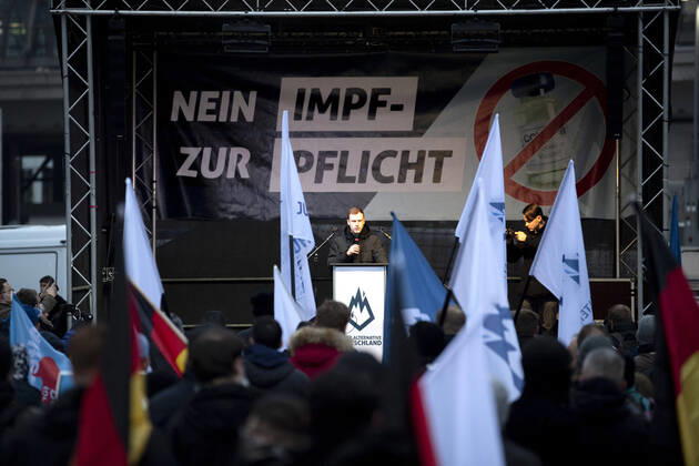 Protest AfD - Gegen Impfplicht DEU, Deutschland, Germany, Berlin, 11.12.2021 Rede von Jan Wenzel ‹Schmidt, MdB AfD im Deutschen Bundestag, und Podium mit Logo Flamme der Jungen Alternativen und Nein zur Impfpflicht auf einer Kundgebung und Demonstration der Jungen Alternative JA, die Jugendorganisation‹ der rechtsextremen Partei Alternative fuer Deutschland AfD gegen eine Impfpflicht und die Coronapolitik der Bundesregierung unter dem Motto Impfstreik Deutschland im Regierungsviertel in Berlin. Der Protest ist gegen das Impfen gegen Corona Covid-19 und eine moegliche Impfpflicht wird unterstuetzt von sog. Querdenker und Rechtsradikalen. Junge Alternative fuer Deutschland. en: Podium with the Flamme der Junge alternatives and no to manda