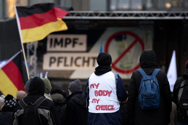Protest AfD - Gegen Impfplicht DEU, Deutschland, Germany, Berlin, 11.12.2021 Demonstrant mit t-shirt My Body My Choice gegen Impfplicht auf einer Kundgebung und Demonstration der Jungen Alternative JA, die Jugendorganisation‹ der rechtsextremen Partei Alternative fuer Deutschland AfD gegen eine Impfpflicht und die Coronapolitik der Bundesregierung unter dem Motto Impfstreik Deutschland im Regierungsviertel in Berlin. Der Protest ist gegen das Impfen gegen Corona Covid-19 und eine moegliche Impfpflicht wird unterstuetzt von sog. Querdenker und Rechtsradikalen. Junge Alternative fuer Deutschland. en: Protester with t-shirt My Body My Choice at a rally and demonstration by the Junge Alternative JA, the youth organization of the right-wing ex