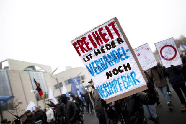 Protest AfD - Gegen Impfplicht DEU, Deutschland, Germany, Berlin, 11.12.2021 Demonstrant mit Plakat We Are All Together Symbol Spritze Gegen Impfpflicht auf einer Kundgebung und Demonstration der Jungen Alternative JA, die JugendorganisationöÄa der rechtsextremen Partei Alternative fuer Deutschland AfD gegen eine Impfpflicht und die Coronapolitik der Bundesregierung unter dem Motto Impfstreik Deutschland im Regierungsviertel in Berlin. Der Protest ist gegen das Impfen gegen Corona Covid-19 und eine moegliche Impfpflicht wird unterstuetzt von sog. Querdenker und Rechtsradikalen. Junge Alternative fuer Deutschland. en: Protester with poster We are all together symbol syringe against mandatory vaccination at a rally and demonstration by th