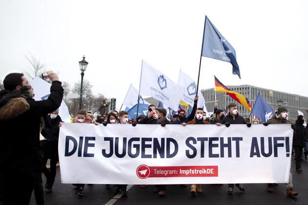 Protest AfD - Gegen Impfplicht DEU, Deutschland, Germany, Berlin, 11.12.2021 Demonstrant mit Transparent Die Jugend Steht Auf Telegram Impfstreik auf einer Kundgebung und Demonstration der Jungen Alternative JA, die Jugendorganisation‹ der rechtsextremen Partei Alternative fuer Deutschland AfD gegen eine Impfpflicht und die Coronapolitik der Bundesregierung unter dem Motto Impfstreik Deutschland im Regierungsviertel in Berlin. Der Protest ist gegen das Impfen gegen Corona Covid-19 und eine moegliche Impfpflicht wird unterstuetzt von sog. Querdenker und Rechtsradikalen. Junge Alternative fuer Deutschland. en: Protester with banner The youth stands up on Telegram vaccination strike at a rally and demonstration by the Junge Alternative JA, t