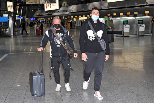 RTL - Dschungelcamp 2022. Lucas Cordalis und Peter Klein anläßlich der Abreise der Kandidaten der RTL - Sendung Ich bin ein Star - holt mich hier raus zum Dschungel-Camp 2022 in Südafrika am 09.01.2022 auf dem Flughafen Frankfurt Main. 20220109MWI6913