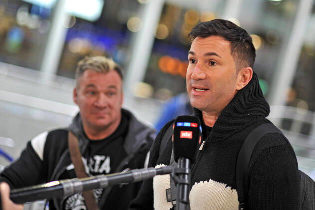 RTL - Dschungelcamp 2022. Lucas Cordalis und Peter Klein anläßlich der Abreise der Kandidaten der RTL - Sendung Ich bin ein Star - holt mich hier raus zum Dschungel-Camp 2022 in Südafrika am 09.01.2022 auf dem Flughafen Frankfurt Main. 20220109MWI6929