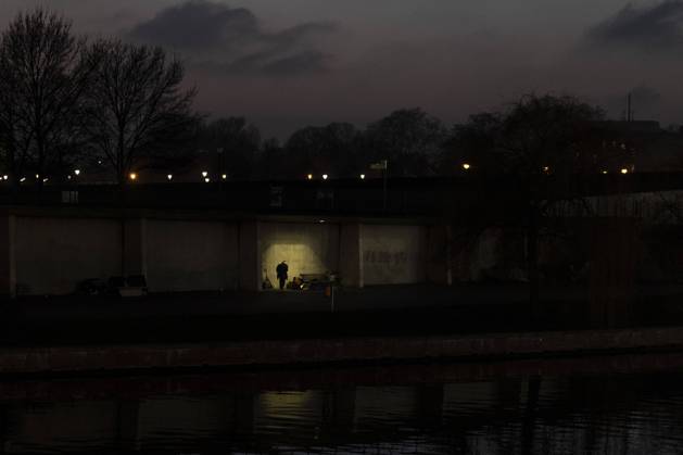 IMAGO Creative: Gesellschaft, Armut Ein Obdachloser zeichnet sich ab als Silhouette am Spreeufer in Berlin, 11.01.2022. Berlin Deutschland