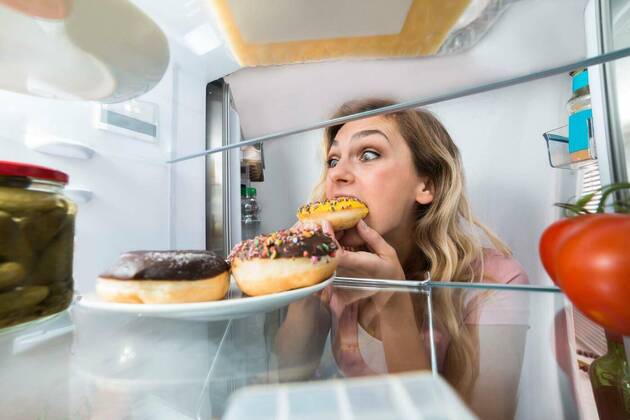  Happy Woman Eating Donut From Plate model released, Symbolfoto, 25.09.2021, Copyright: xAndreyPopovx Panthermedia23620238
