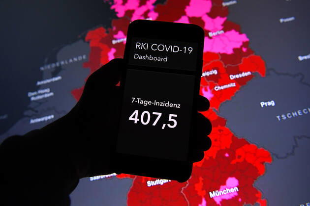 Coronavirus in Deutschland - Covid-19-Dashboard des Robert Koch-Institut 12.01.2022, Robert Koch-Institut: 7-Tage-Inzidenz 407,5. 7-Tage-Fallzahl 338.827. COVID-19-Fälle 7.661.811. Zugang um 80.430 gegenüber dem Vortag. COVID-19-Todesfälle 114.735. Zugang um 384 gegenüber dem Vortag.