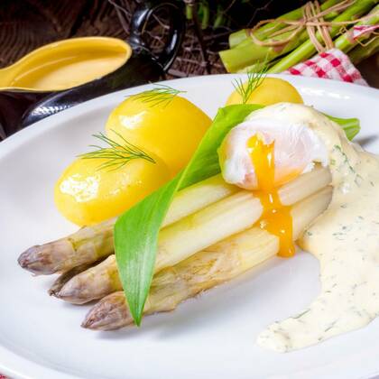  asparagus with egg and fresh wild garlic, 26.09.2021, Copyright: xDar1930x Panthermedia24265194