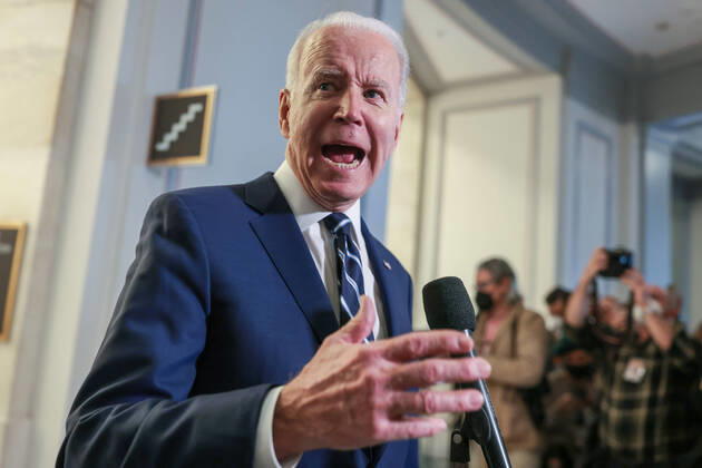 Bilder des Jahres 2022, News 01 Januar News Themen der Woche KW02 News Bilder des Tages U.S. President Joe Biden speaks to the press after meeting in the Kennedy Caucus Room with the Senate Democratic Caucus to discuss the urgent need to pass legislation to protect the constitutional right to vote and the integrity of our elections at the U.S. Capitol in Washington, DC on Thursday, January 13, 2022.  WAP2022011351 OliverxContreras
