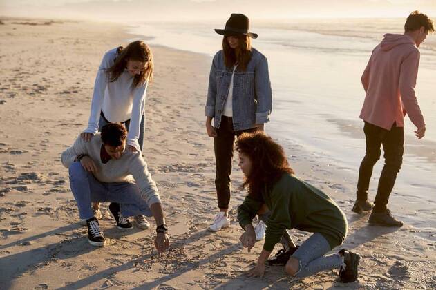 IMAGO Creative: Ende des Sommers  Friends Playing Noughts And Crosses In Sand On Winter Beach model released, Symbolfoto, 27.09.2021, Copyright: xMonkeybusinessx Panthermedia24748394