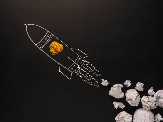 IMAGO Creative: Gesellschaft, Schule, Schulanfang Launching rocket with jet stream of paper balls, creativity concept or new ideas metaphor, start up business , new year™s resolution