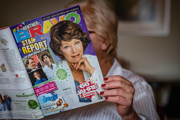 die Zeitschrift APOTHEKEN UMSCHAU Apothekenumschau wird heute am 15.01.2022 66 Jahre alt und feiert selbstironisch mit einer beigehefteten Rentner BRAVO Apothekenumschau