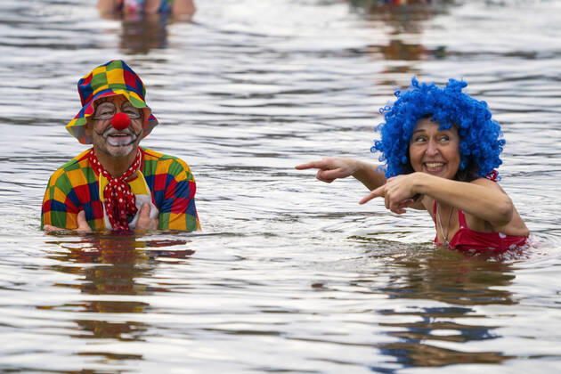 Bilder des Jahres 2022, News 01 Januar News Themen der Woche KW02 News Bilder des Tages Zum Eisfasching im Orankesee in Berlin-Hohenschönhausen unter Coronaregeln trafen sich rund 70 Liebhaber des Eisbadens und Winterschwimmens aus zehn Vereinen der Republik. Die längste Anreise hatte ein Winterschwimmer aus Estland. Ausrichter des Eisfaschings bei einer Wassertemperatur von vier Grad war der Verein Berliner Seehunde. Foto: Volker Hohlfeld Eisfasching im Orankesee