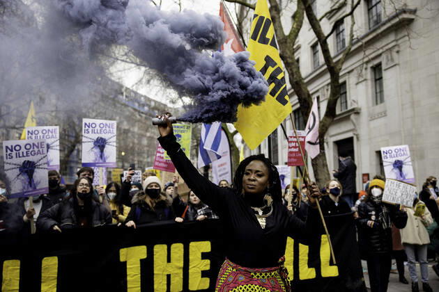 Bilder des Jahres 2022, News 01 Januar News Themen der Woche KW02 News Bilder des Tages January 15, 2022, London, United Kingdom: An activist holds a smoke bomb during the demonstration..Thousands of activists in London responded to the national call of actions and marched down the streets to protest against the Police, Crime, Sentencing and Courts Bill. The bill proposes to increase the power for police to stop protests from happening and is currently being debated in the House of Lords. London United Kingdom - ZUMAs197 20220115_zaa_s197_207 Copyright: xHestherxNgx