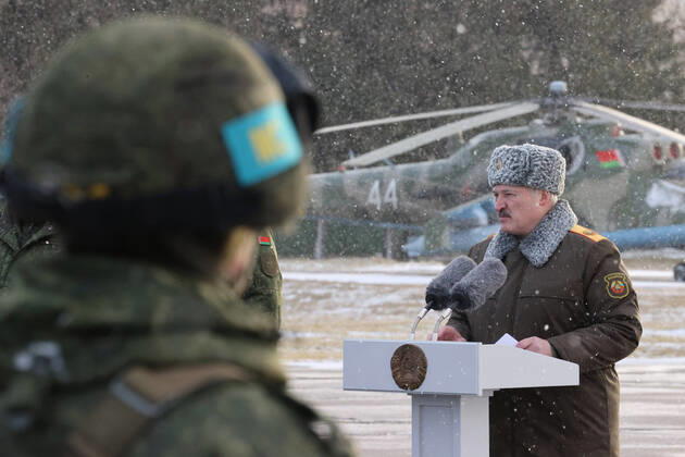 Bilder des Jahres 2022, News 01 Januar News Themen der Woche KW02 News Bilder des Tages (220116) -- MINSK, Jan. 16, 2022 () -- Belarusian President Alexander Lukashenko speaks while greeting Belarusian servicemen at a military airfield in Minsk, Belarus, on Jan. 15, 2022. Lukashenko on Saturday praised the role of the peacekeeping forces of the Collective Security Treaty Organization (CSTO) while greeting Belarusian servicemen participating in the operation in Kazakhstan at a military airfield. () BELARUS-MINSK-PRESIDENT-CSTO Xinhua 